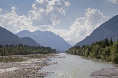 Tyrol'deki / daki Lech heybetli geniş nehir Vadisi tabiatı koruma alanı belirlenmiş olan ve Tirol Lech Doğa Parkı denir