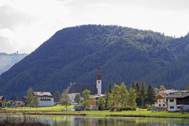 Tyrol 'da Hochfilzen' in kuzeyinde bir heyelan Pillersee tarafından oluşturulan bu bölge, turistler ve hafta sonu turistleri için popüler bir yerdir.