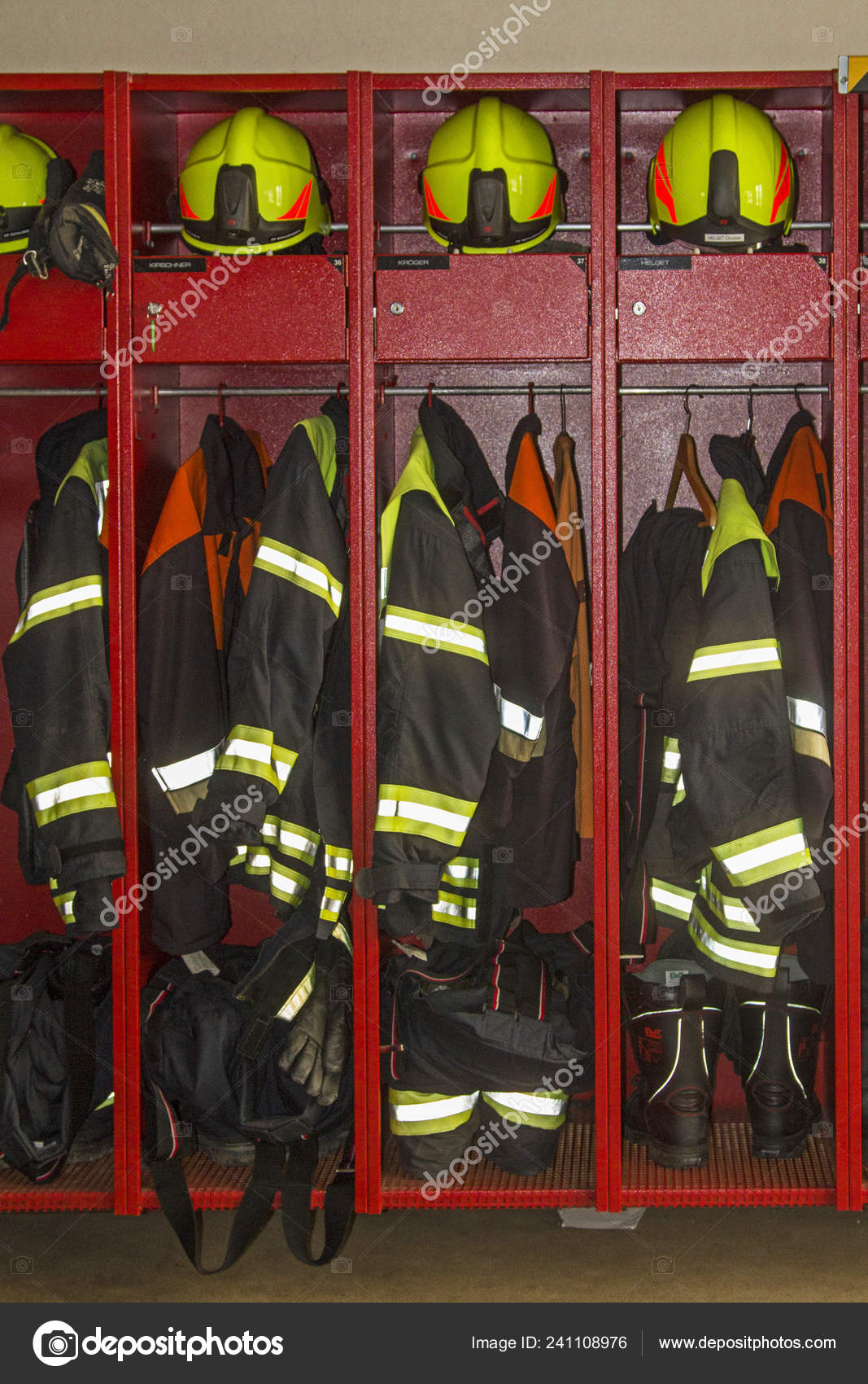 Uma Olhada Armário Roupas Equipamentos Organizado Bem Organizado Quartel  Bombeiros — Foto © Tinieder #241108976, image size:1067x1700