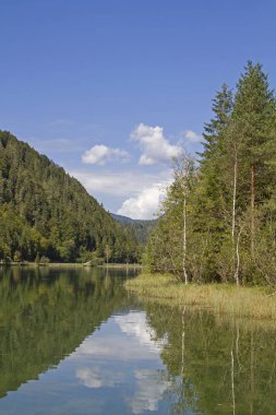 Tyrol 'da Hochfilzen' in kuzeyinde bir heyelan Pillersee tarafından oluşturulan bu bölge, turistler ve hafta sonu turistleri için popüler bir yerdir.