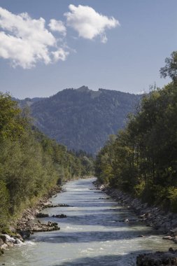 Güneydeki Grossache boyunca Kitzbuehel Alpleri 'ne doğru bakın.