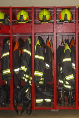 Düzgün bir şekilde organize edilmiş ve iyi organize edilmiş giyim ve ekipman soyunma bir yangın istasyonu içine bir göz