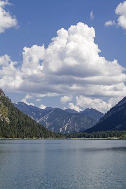Heiterwanger Gölü. Sessiz bir yer. Motorlu araçların bu huzurlu göle girmesine izin verilmiyor