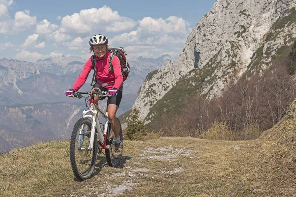 Ανάβαση Ποδήλατο Βουνού Στην Κορυφή Του Monte Rest Στο Carnic — Φωτογραφία Αρχείου