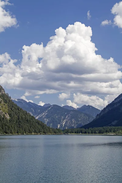 湖Heiterwanger参照してください 沈黙の場所です この牧歌的な湖へのアクセスは許可されていません — ストック写真