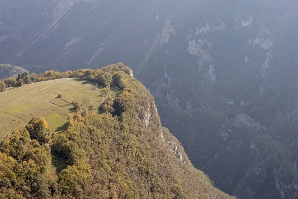 Небольшое Плодородное Плато Которое Используется Высоте 800 Метров Над Ущельем — стоковое фото