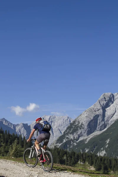 Ciclistas Montaña Camino Cabaña Plumsjoch Las Montañas Karwendel — Foto de Stock