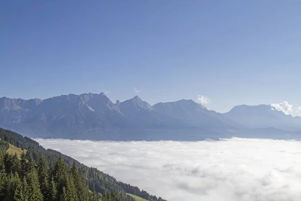 Sonniger Ruheplatz Über Der Weißen Nebelsuppe Mit Herrlichem Blick Auf — Stockfoto