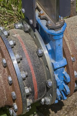 Bir kapanma tekerlek sayesinde, su miktarı gerektiği şekilde düzenlenmiş olması