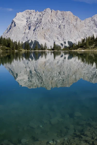Sjön Seebensee och Zugspitze — Stockfoto