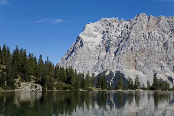 Göl Seebensee ve Zugspitze — Stok fotoğraf