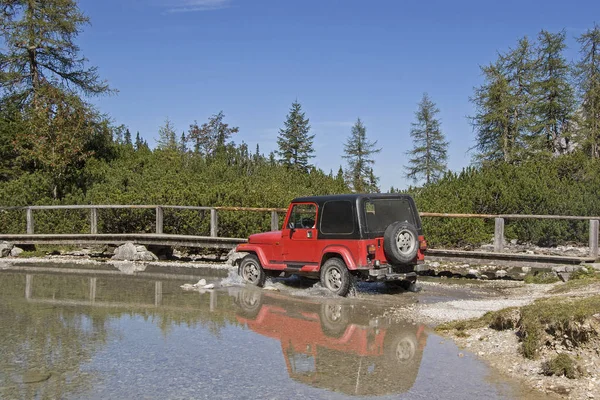 SUV dans le lac Seeebensee — Photo