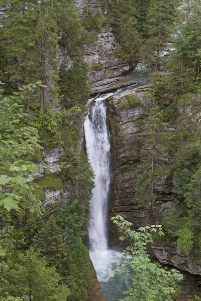 Vattenfall i Rotlech Canyon — Stockfoto