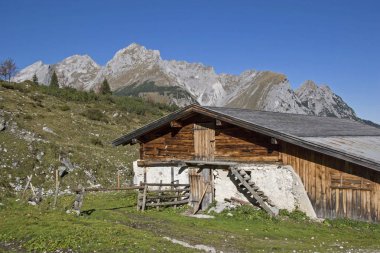 Tyrol Karwendel'de dağlarında Ladizalm