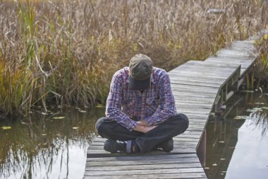 Küçük moor göl üzerinde meditasyon