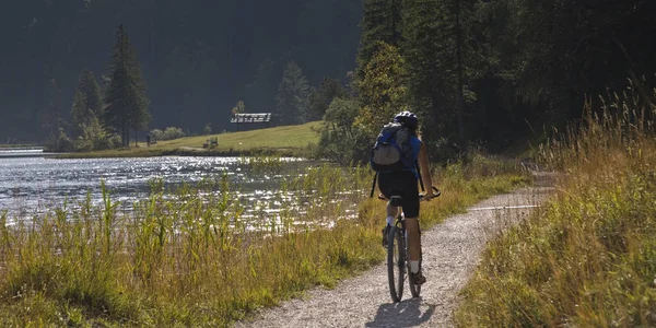 Tour en bicicleta de montaña en el lago Ferchensee — Foto de Stock
