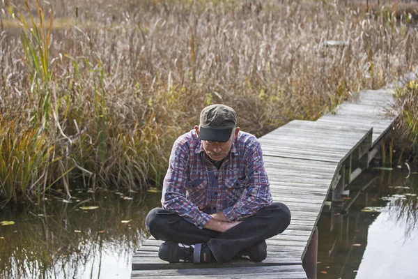 Meditazione sul piccolo lago di brughiera — Foto Stock