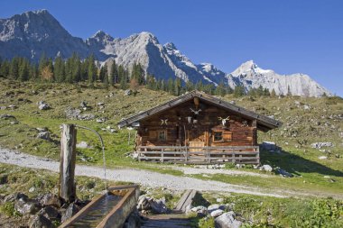 Tyrol Karwendel'de dağlarında Ladizalm