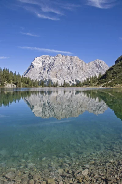 Sjön Seebensee och Zugspitze — Stockfoto