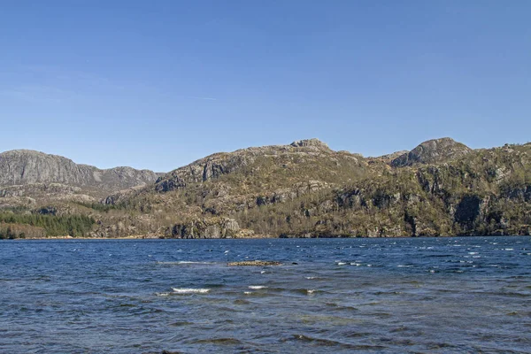 Lago de montaña solitario cerca de Vikesa — Foto de Stock