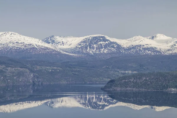 Kilátás a Innvikfjorden — Stock Fotó