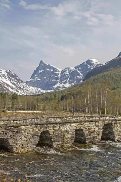 Puente de Horndola y río Kvitla — Foto de Stock