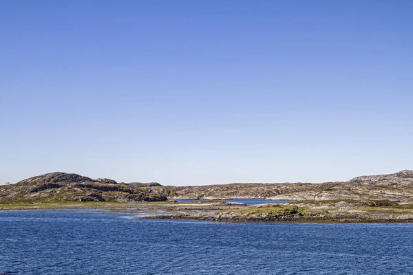 Abelvaer yakınlarındaki kayalık sahil — Stok fotoğraf