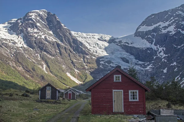 Alpine settlement in front of a foothill of the Jostedalsbreen — Stock Photo, Image