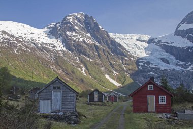 Jostedalsbreen bir eteklerin önünde alp yerleşim