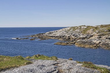 Abelvaer yakınlarındaki kayalık sahil