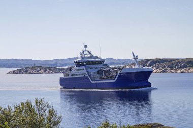 Meintest du: Arktis Schiff im Naeroysundet28/5000Arctic ship at 