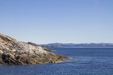 Abelvaer yakınlarındaki kayalık sahil