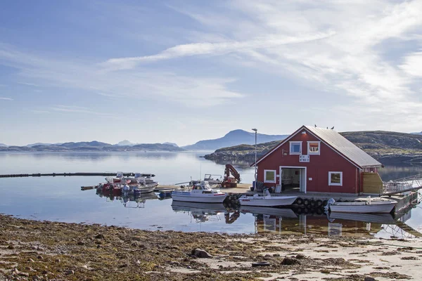 Boathouse in de fjord — Stockfoto