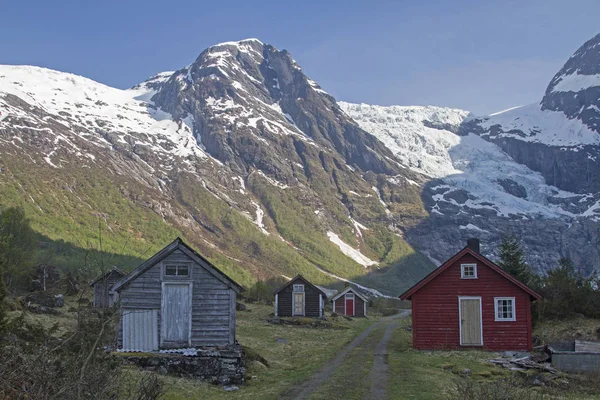 Alpine settlement in front of a foothill of the Jostedalsbreen — Stock Photo, Image