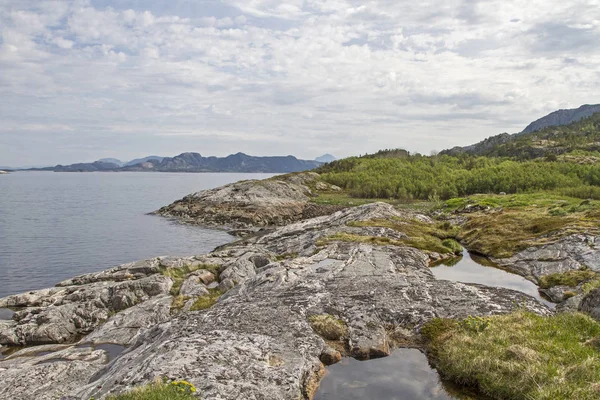 Costa rochosa no fiorde Nordsaltenfjord — Fotografia de Stock