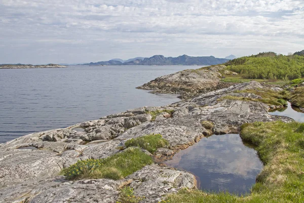 Skalnaté pobřeží v Nordsaltenfjordu — Stock fotografie