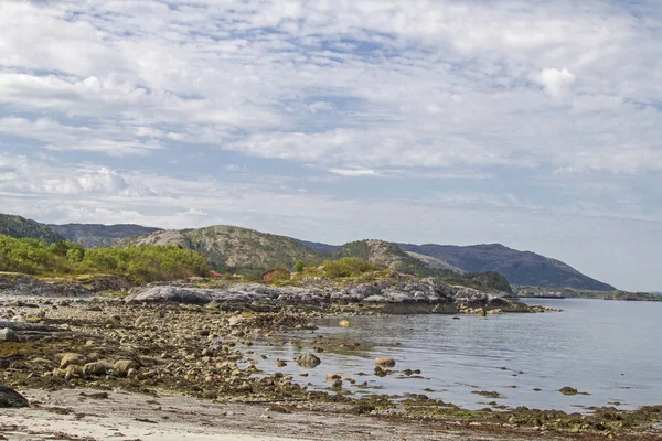 Costa rocosa en el Nordsaltenfjord — Foto de Stock