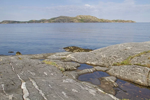 Skaliste wybrzeże w Nordsaltenfjord — Zdjęcie stockowe