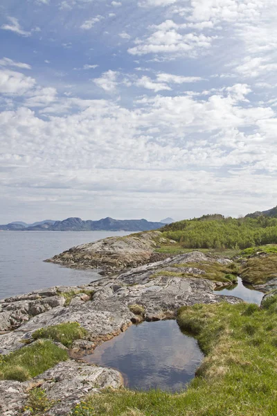 Skalnaté pobřeží v Nordsaltenfjordu — Stock fotografie