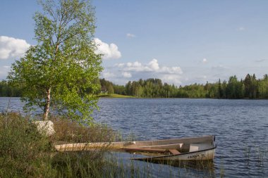 Norveç 'in Fylke eyaletindeki İsveç sınırı yakınlarındaki küçük cennet gibi orman gölü sizi oyalanıp rahatlamanız için davet ediyor..