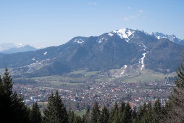 Denkalm 'a giderken Isarwinkel ve Lenggries köyünün manzarasının tadını çıkarabilirsiniz.