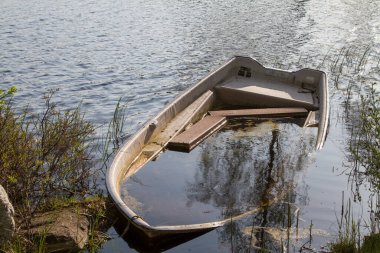 Gemi enkazı - Norveç gölünde unutulmuş ahşap tekne suyla doluydu