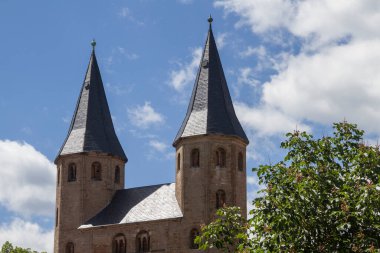 Romanesk tarzında inşa edilen St. Cyriacus Koleji Kilisesi Gernerode 'da, Viek' in ziyaret ettiği Romanesque caddesinde yer alıyor.