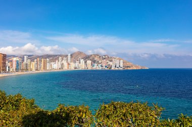 Benidorm kıyı şeridi, turistik daireler ve otel güneşli gün boyunca ile levante plaj