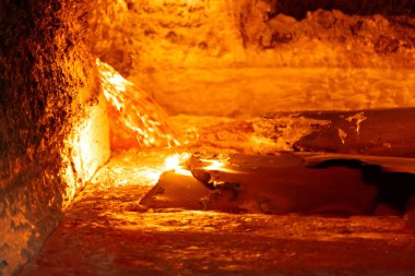 bir alüminyum eritme fırını, sıvı ve katı metal parçaları ile bir dökümhane içinde arıyorum