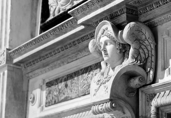 天使面孔在米兰大教堂 黑白摄影 — 图库照片