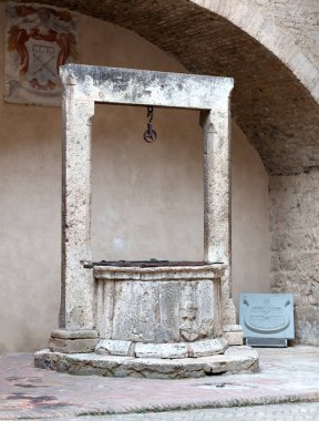 tamamen taş iyi bir kemerin altında bulunan İtalyan Toskana bölgesindeki San Gimignano'da