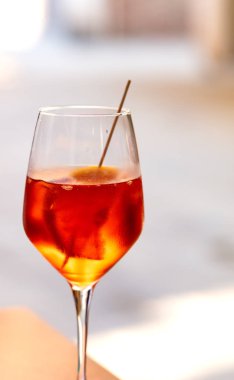 Aperol kokteyl, kırmızı ve turuncu renk, metin için boş alan ile arka plan bulanık
