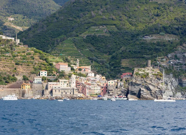 海から作られた写真 チンクエ テッレ国立公園のイタリアの海岸のヴェルナッツァの小さな町 — ストック写真