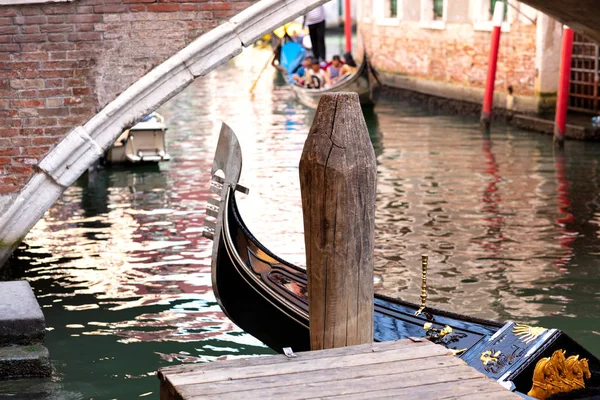 Gondola Docking Pier Bridge Background Another Gondola Navigating Tourists — Stock Photo, Image